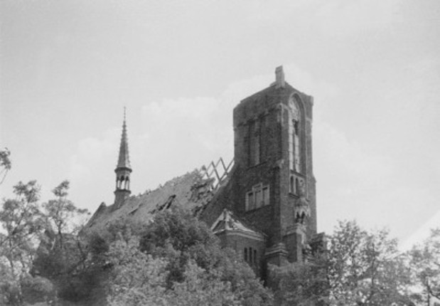 Uszkodzony przez huragan kości&oacute;ł na Staromieściu